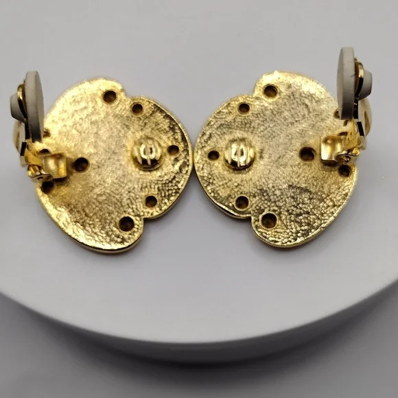 Exquisite Vintage Clip Earrings - Picture 3 of 8
